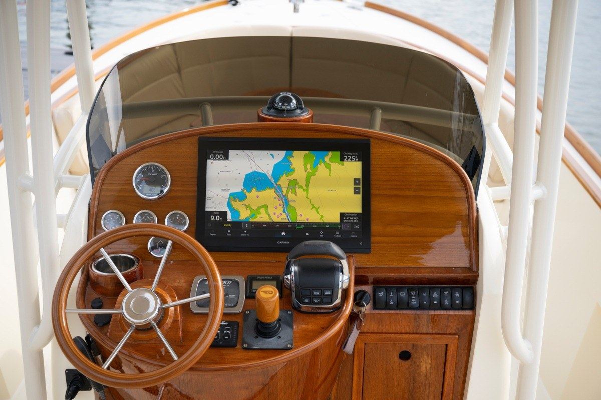 2014 Hinckley Talaria 29C DETAILS — photo 16