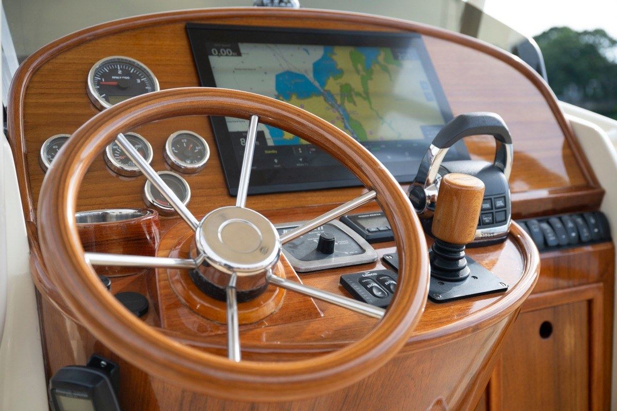 2014 Hinckley Talaria 29C DETAILS — photo 18
