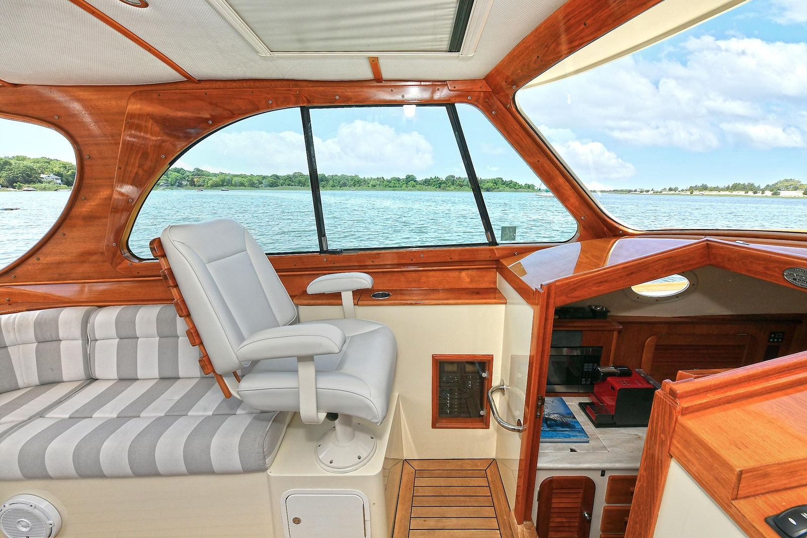 2015 Hinckley Talaria 34 JONESY — photo 11