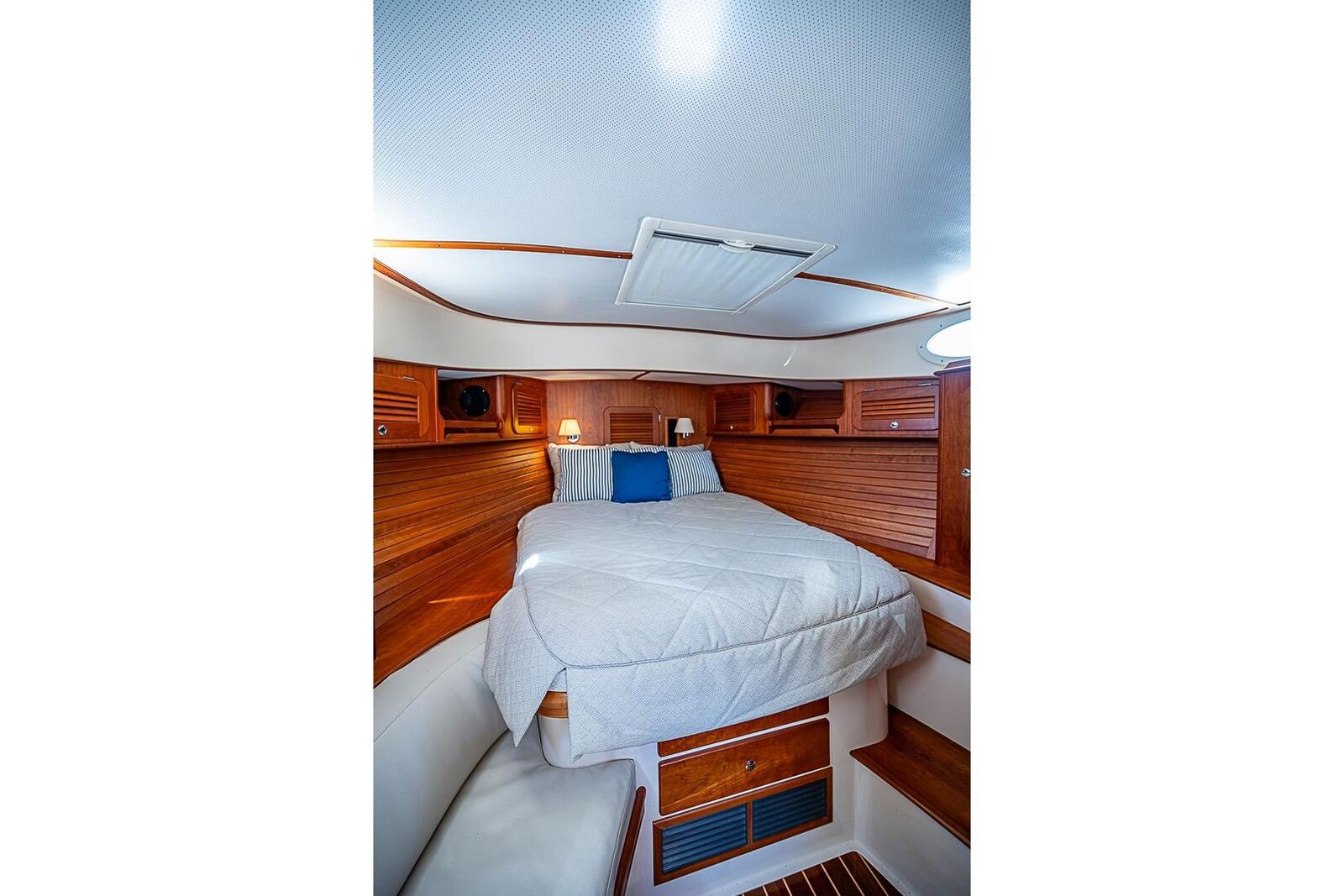 2016 Hinckley Picnic Boat 37 MKIII LADY B — photo 18