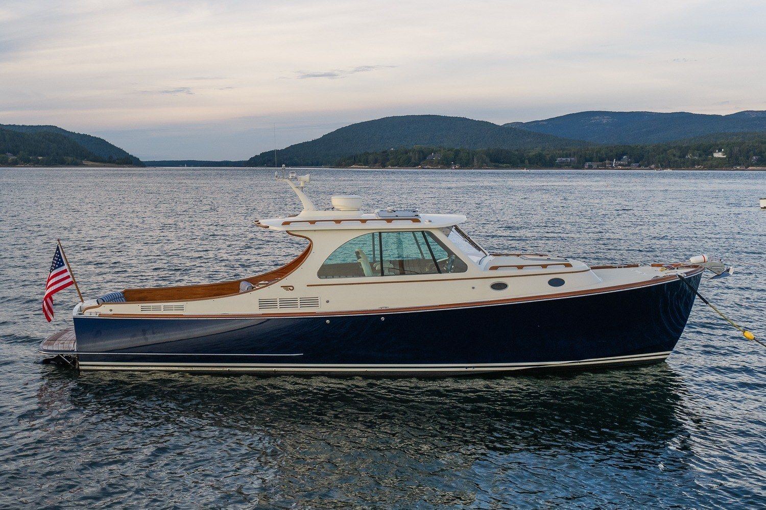 2018 Hinckley Picnic Boat 34 MKII UNO MAS — photo 3