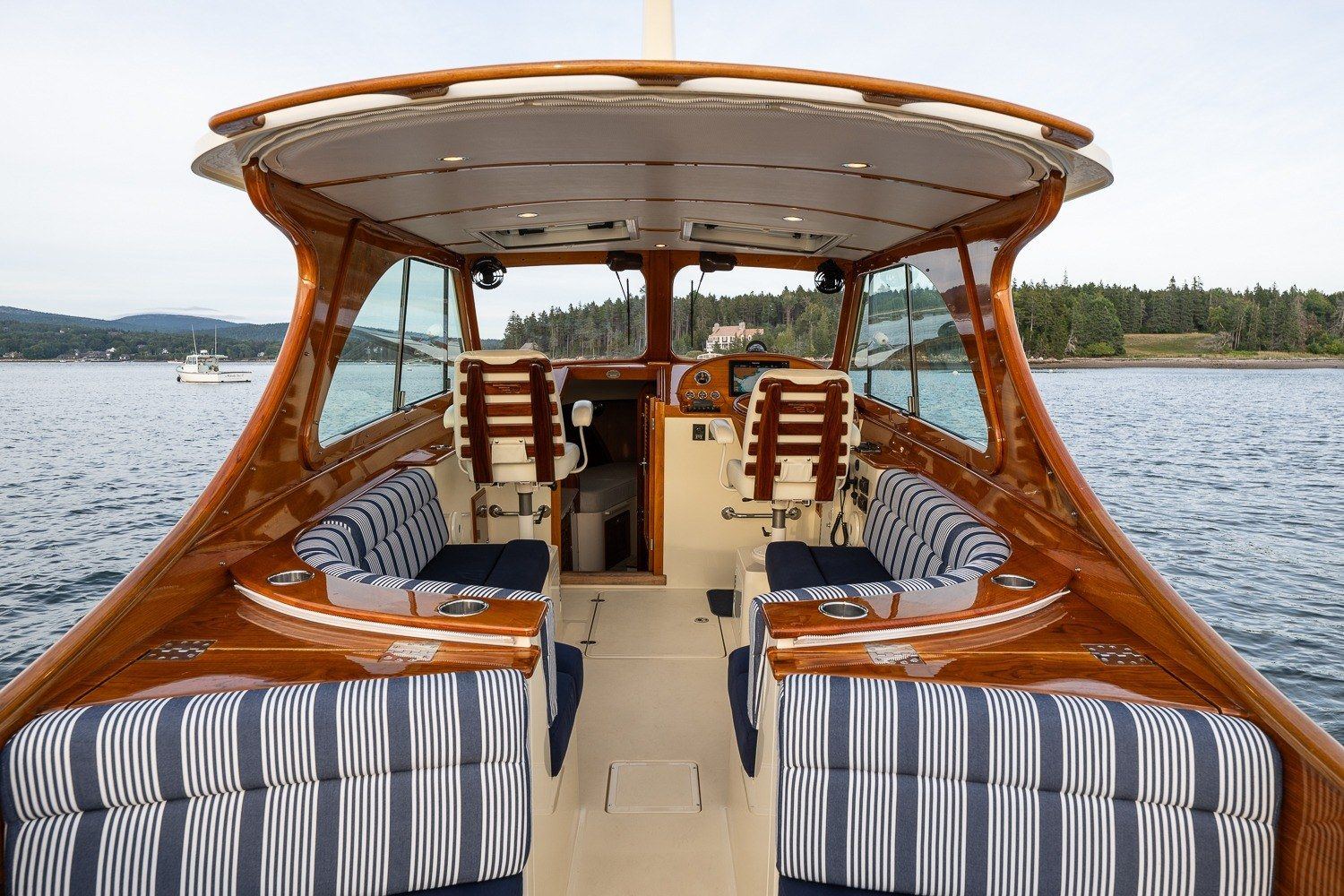 2018 Hinckley Picnic Boat 34 MKII UNO MAS — photo 9