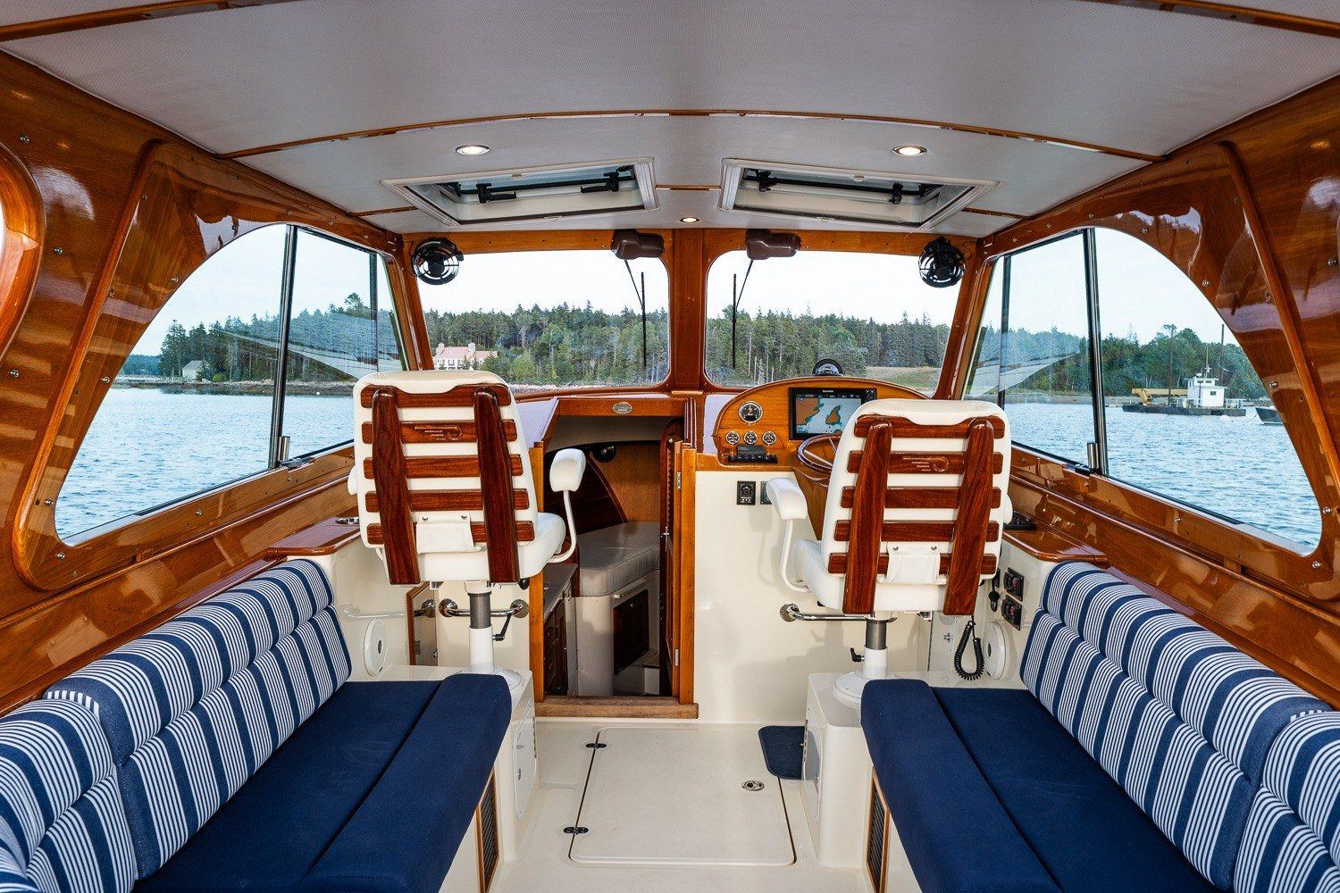 2018 Hinckley Picnic Boat 34 MKII UNO MAS — photo 10