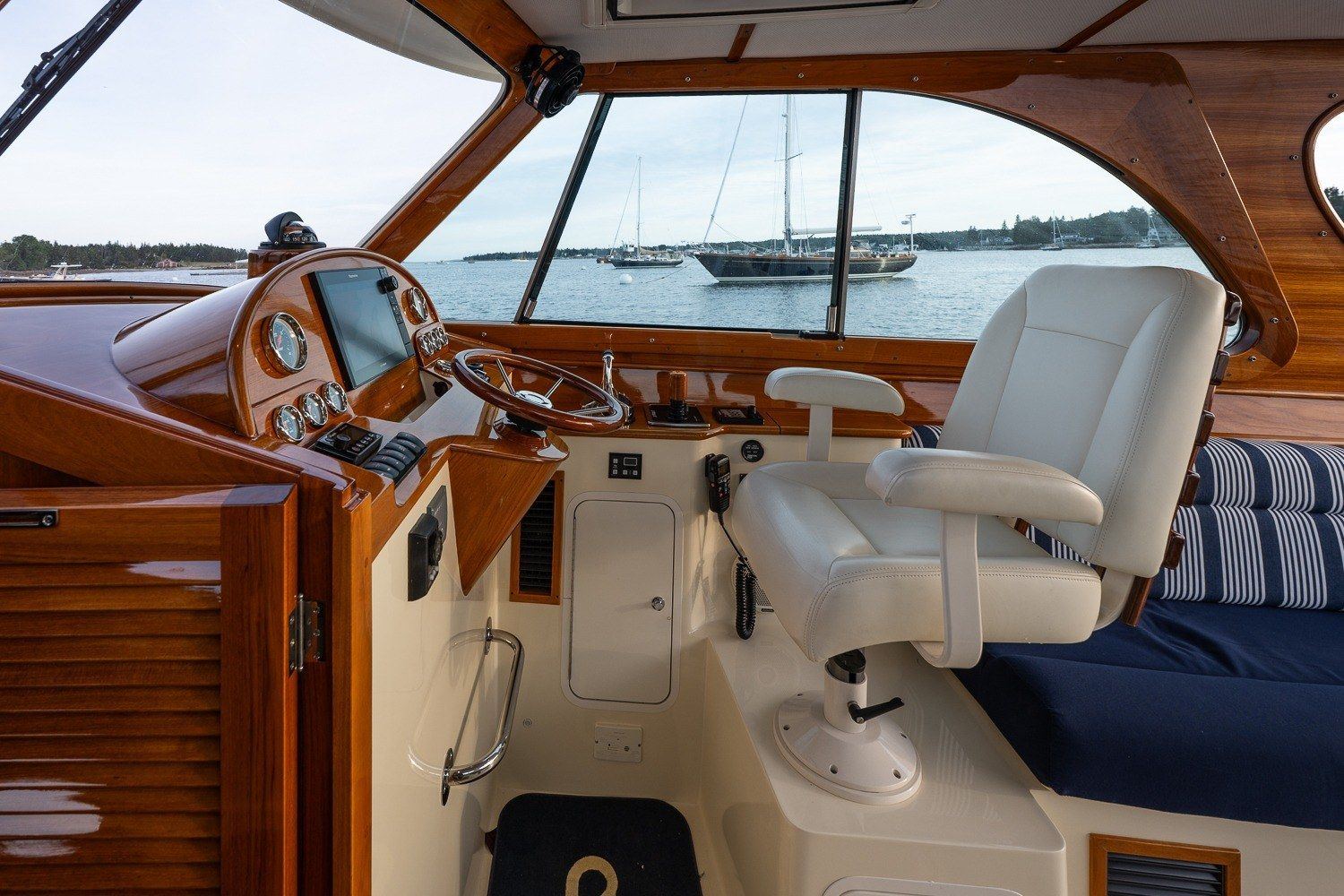 2018 Hinckley Picnic Boat 34 MKII UNO MAS — photo 11