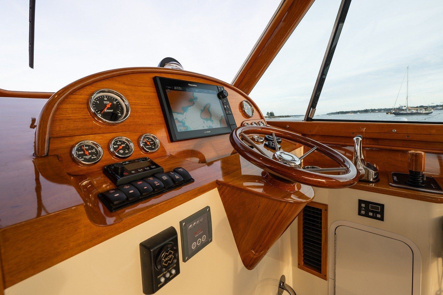 2018 Hinckley Picnic Boat 34 MKII UNO MAS — photo 12