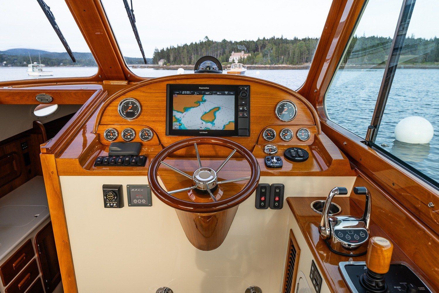 2018 Hinckley Picnic Boat 34 MKII UNO MAS — photo 13