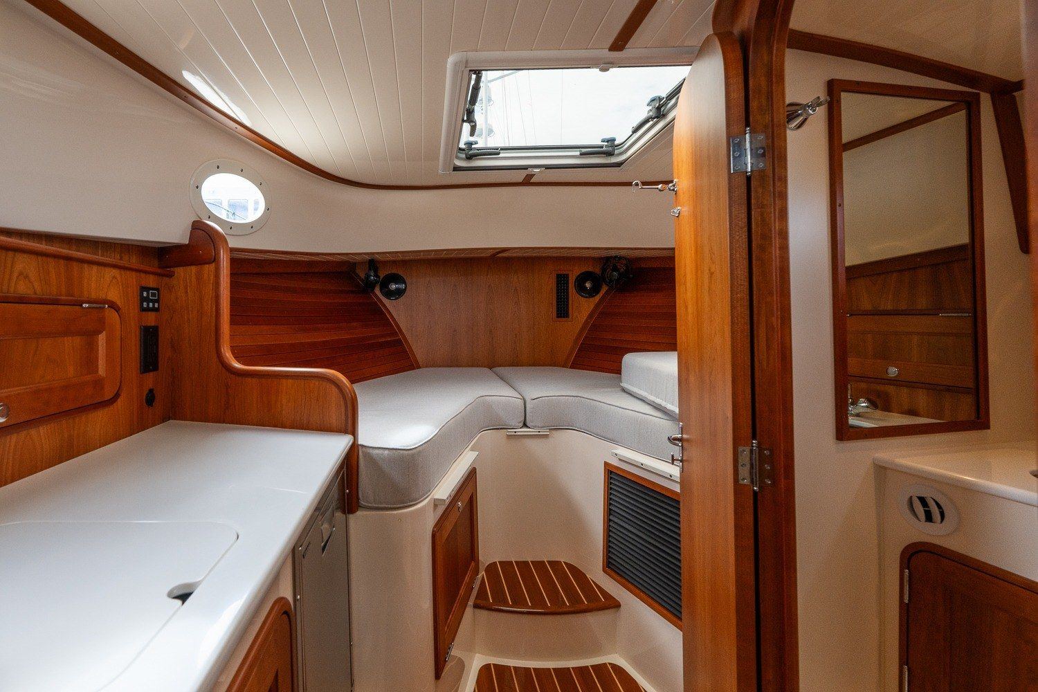 2018 Hinckley Picnic Boat 34 MKII UNO MAS — photo 15