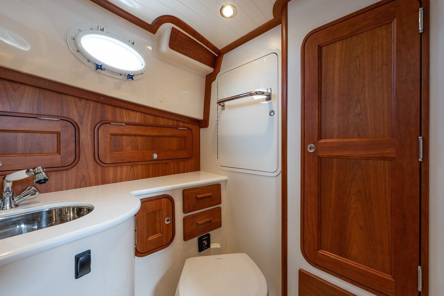 2018 Hinckley Picnic Boat 34 MKII UNO MAS — photo 16