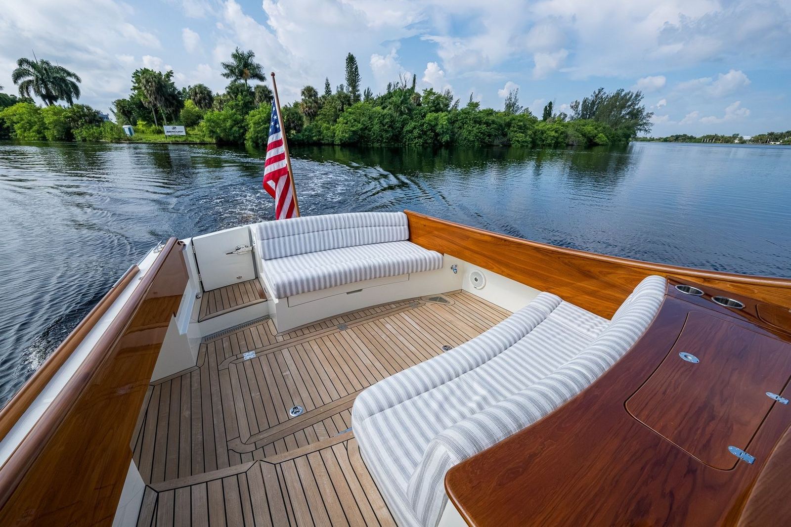 2022 Hinckley Picnic Boat 40 QUARTERLY — photo 6