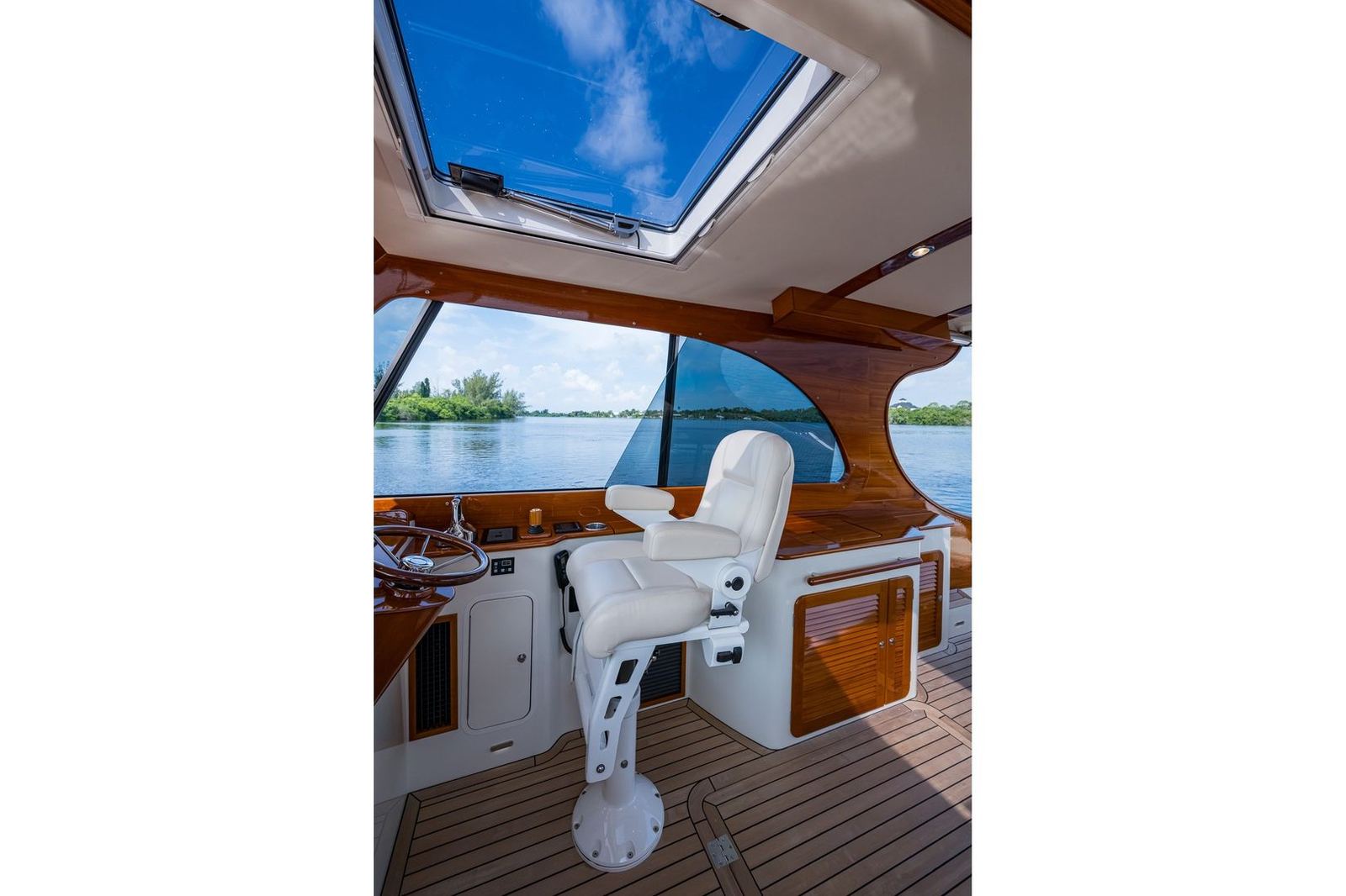 2022 Hinckley Picnic Boat 40 QUARTERLY — photo 12